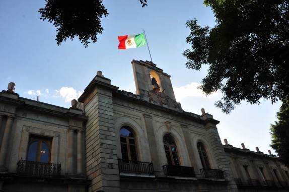 Palácio governamental e a bandeira mexicana (em Oaxaca, no México)
